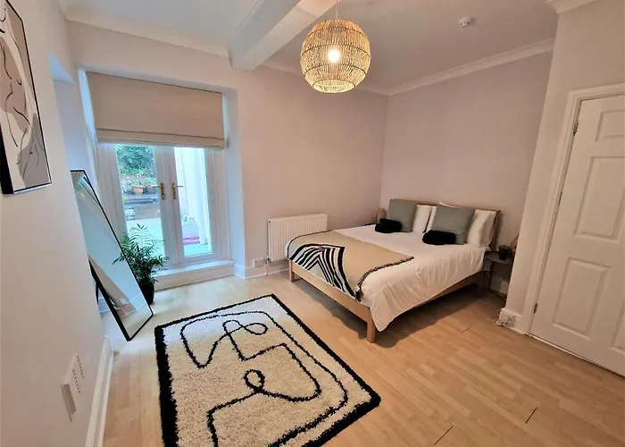 Lovely Seafront Apartment With Garden