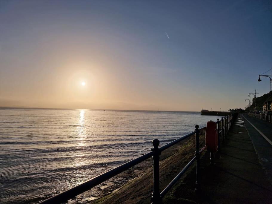 Lovely Seafront With Garden Apartment